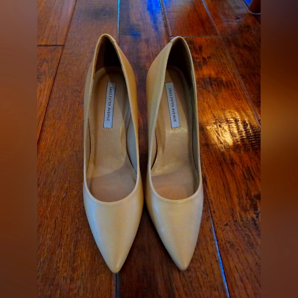 SAKS Fifth Ave Pump
